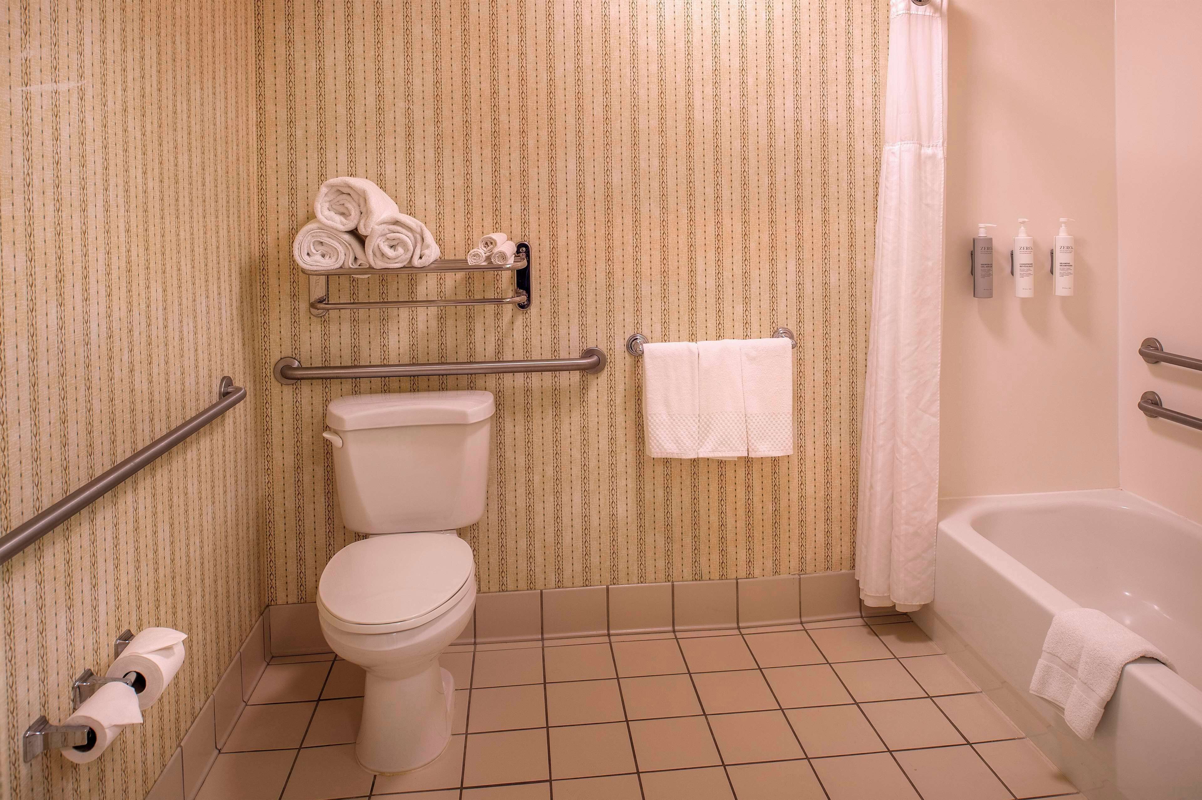 one king accessible with bath tub | bathroom | combined shower/bathtub, free toiletries, hair dryer, towels