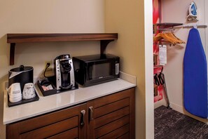 Colchones con acolchado adicional, caja fuerte, escritorio