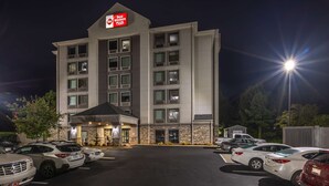 A Best Western Plus hotel with a parking lot and multiple cars parked in front.