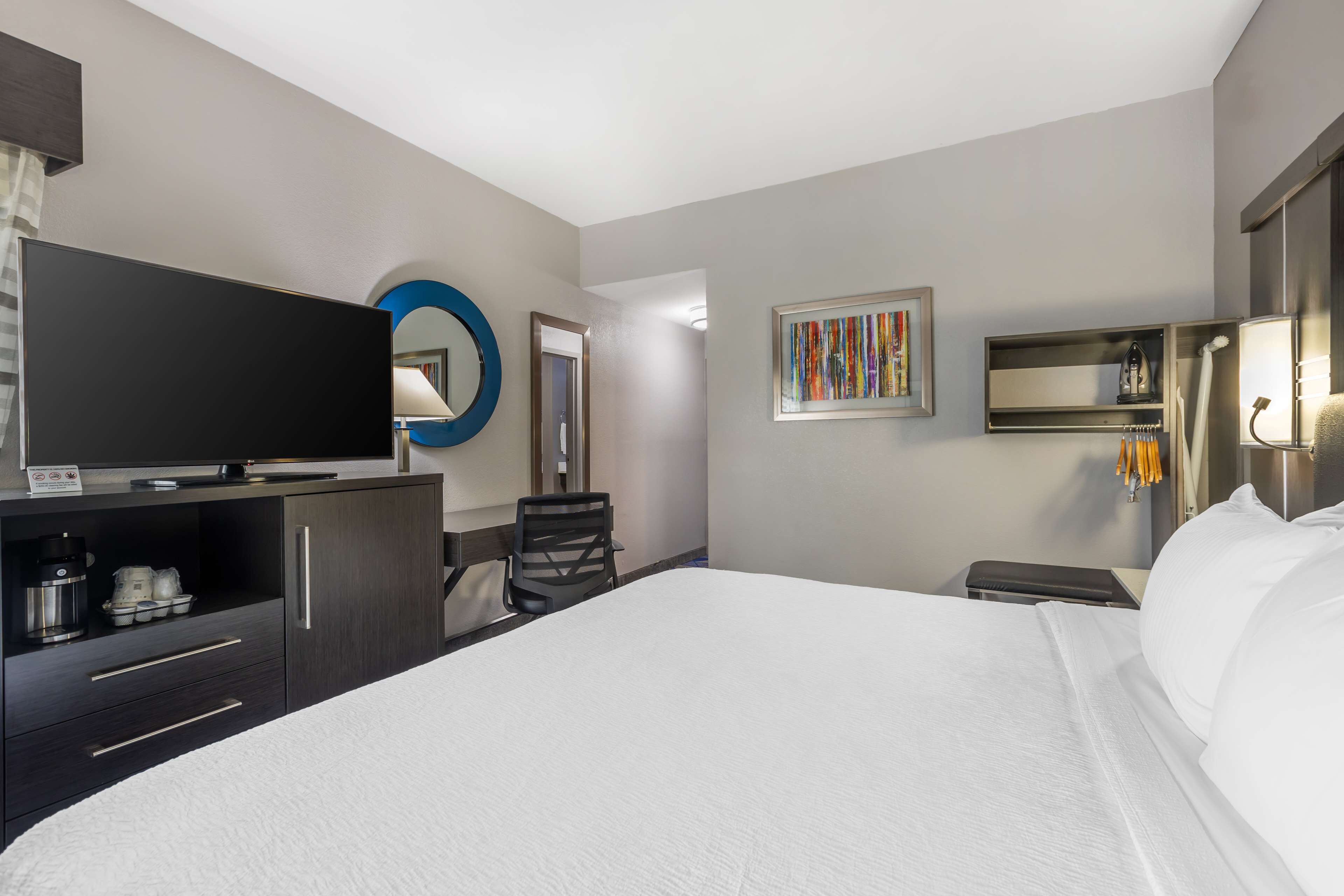 standard room, 1 king bed, accessible, non smoking | 1 bedroom, desk, laptop workspace, blackout curtains