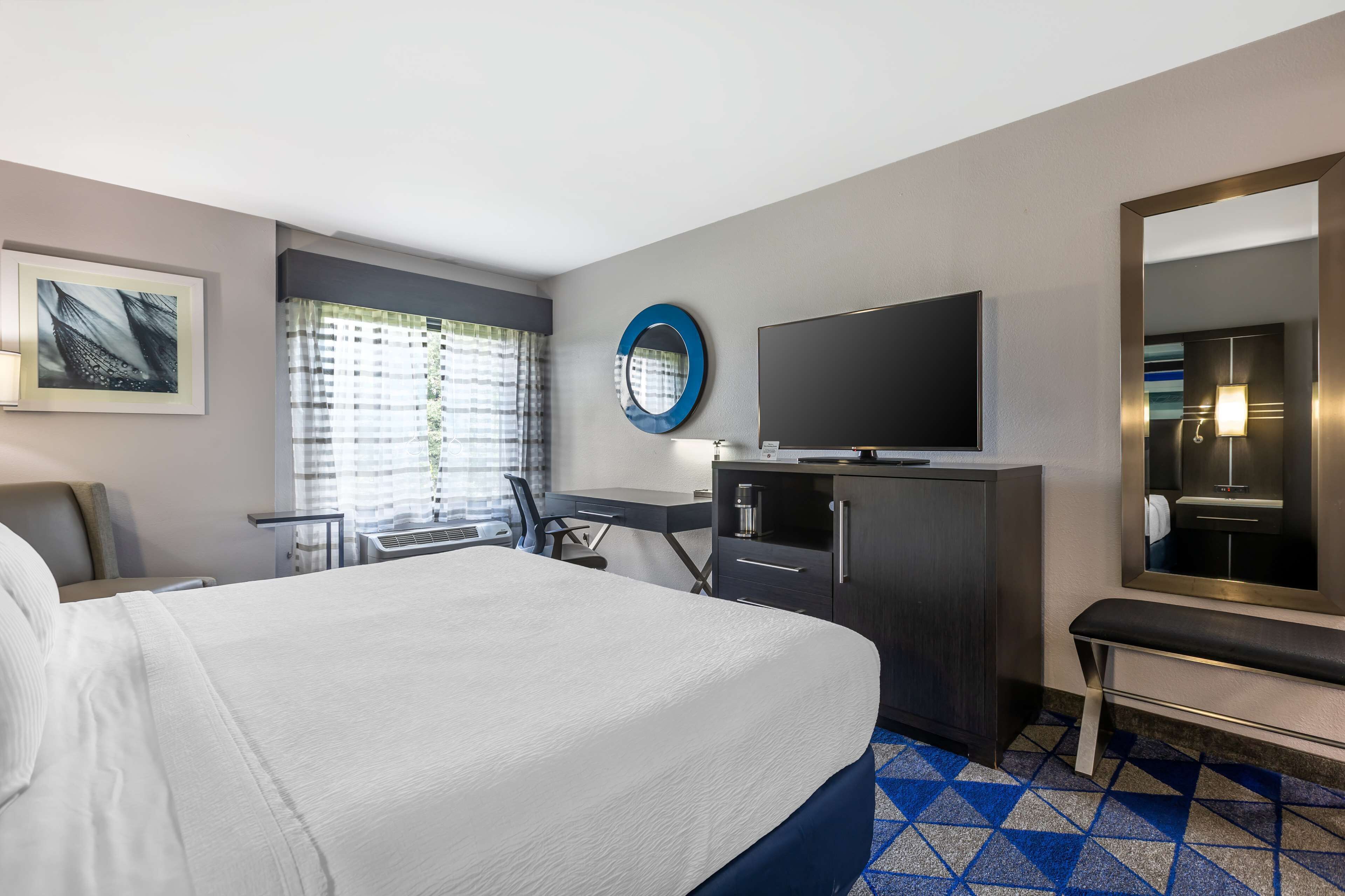 standard room, 1 king bed, non smoking, refrigerator & microwave | 1 bedroom, desk, laptop workspace, blackout curtains