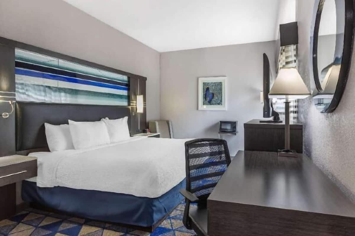 Escritorio, espacio para trabajar con laptop y cortinas blackout