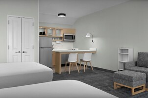 Escritorio, espacio para trabajar con un portátil, cortinas opacas