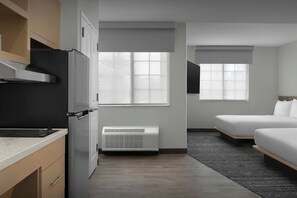 Escritorio, espacio para trabajar con laptop y cortinas blackout 