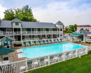 Seasonal outdoor pool - Quality Inn Lake George (Lake George)