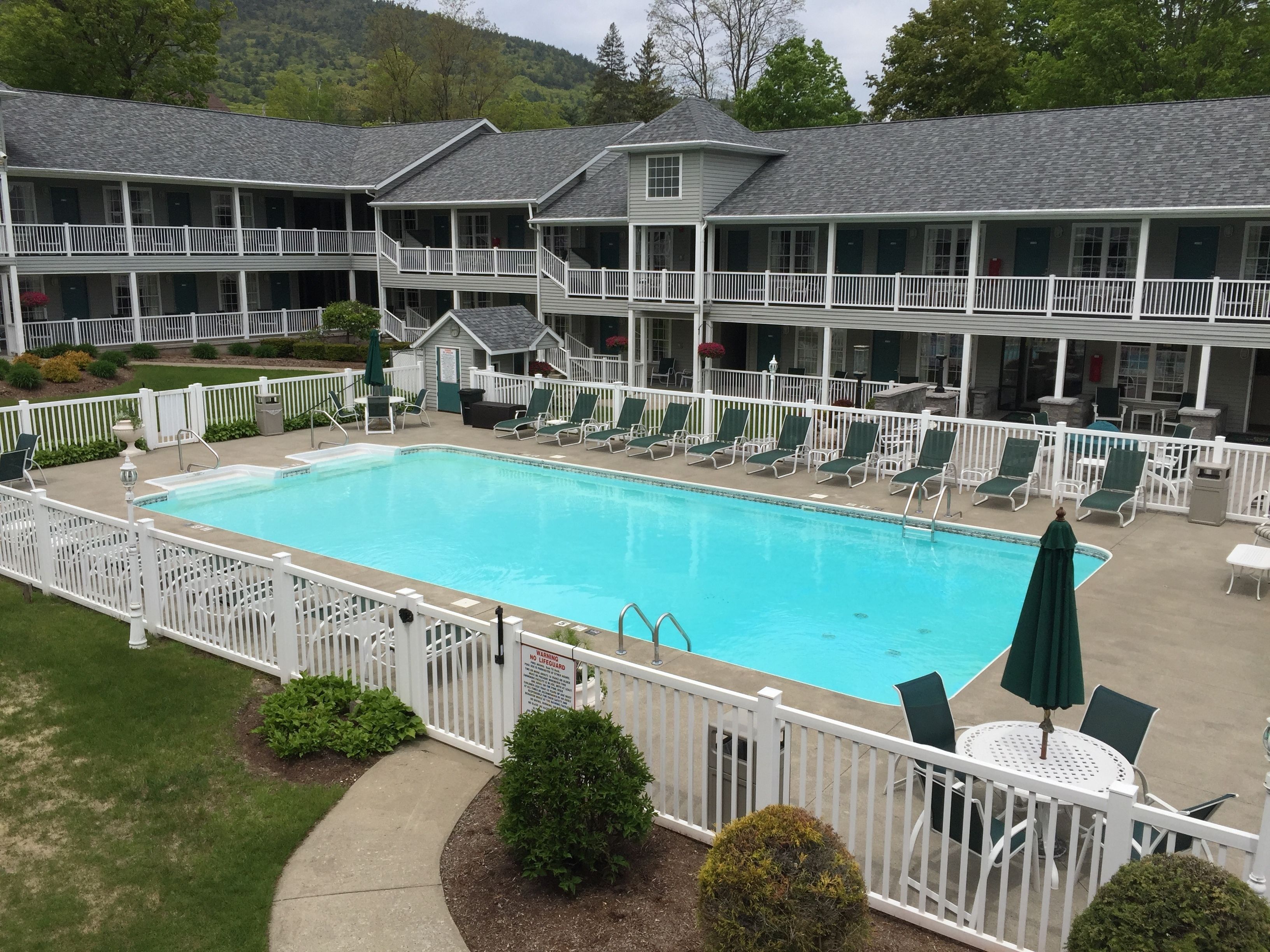 Un hôtel doté d’une piscine, de nombreux balcons et d’espaces extérieurs aménagés pour se détendre.