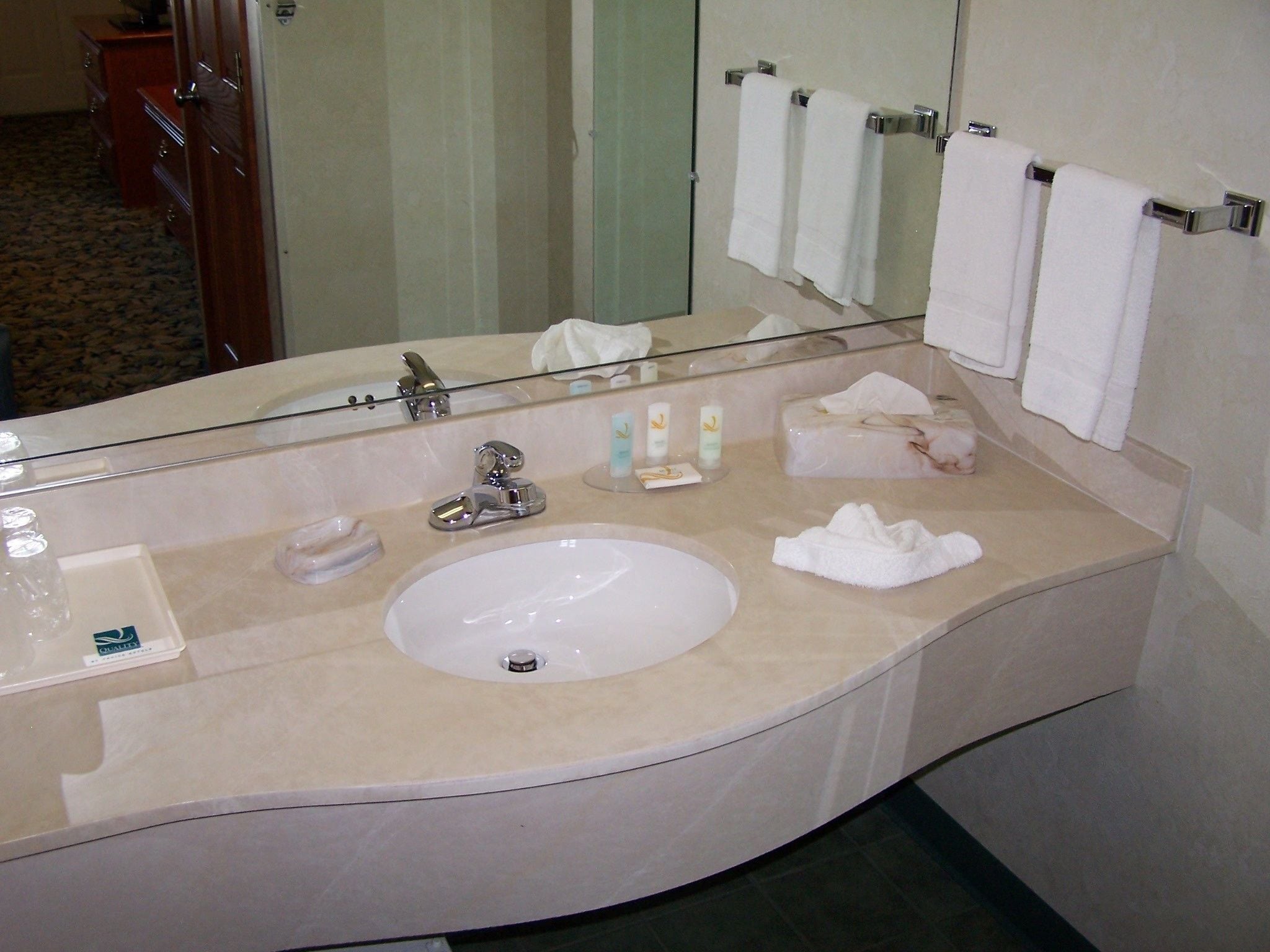 standard room, 1 king bed, non smoking | bathroom | combined shower/bathtub, free toiletries, hair dryer, towels