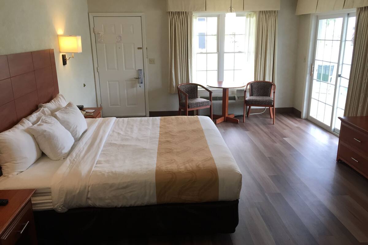 standard room, 1 king bed, non smoking | in-room safe, blackout curtains, soundproofing, iron/ironing board