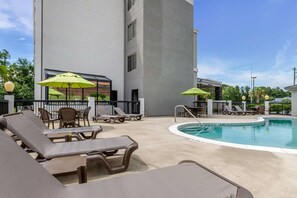 Una piscina al aire libre de temporada