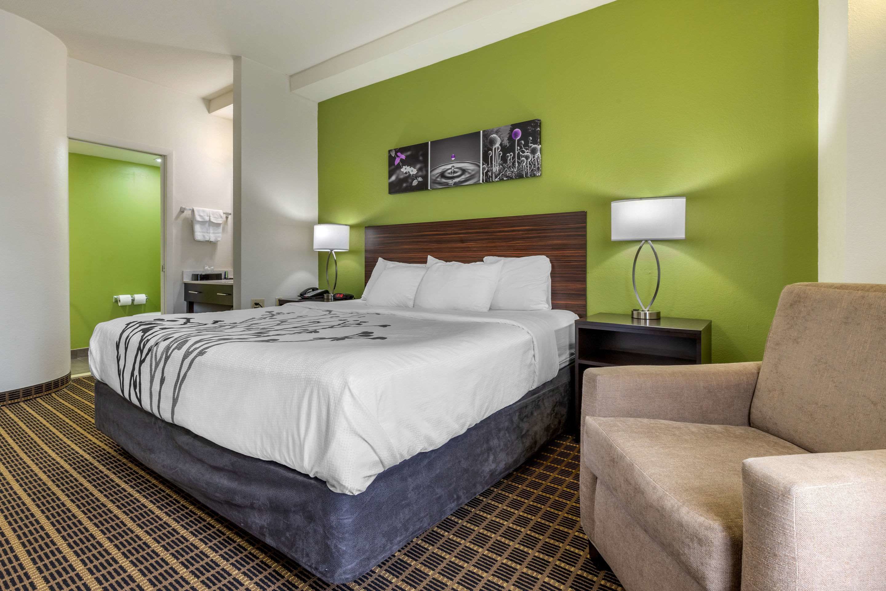 Escritorio, espacio para trabajar con laptop y cortinas blackout 