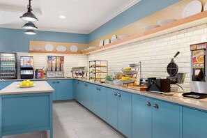 Free daily on-the-go breakfast - Country Inn & Suites by Radisson, Austin North (Pflugerville), TX (Austin)
