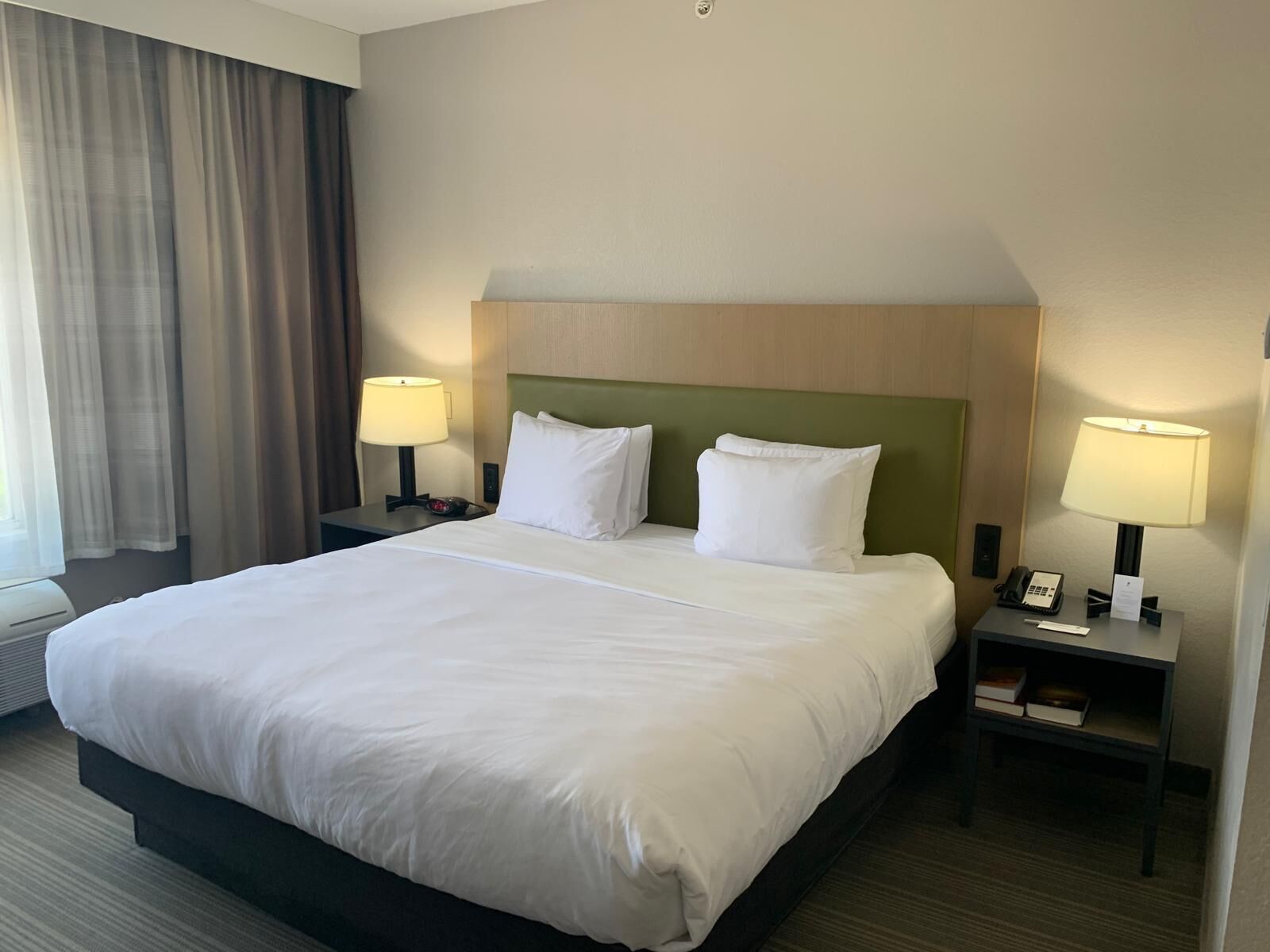 1 quarto, roupas de cama premium, frigobar, escrivaninha