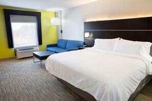 Suite, 1 très grand lit (Additional Living Area) | Coffre-fort, bureau, espace de travail pour ordinateurs portables