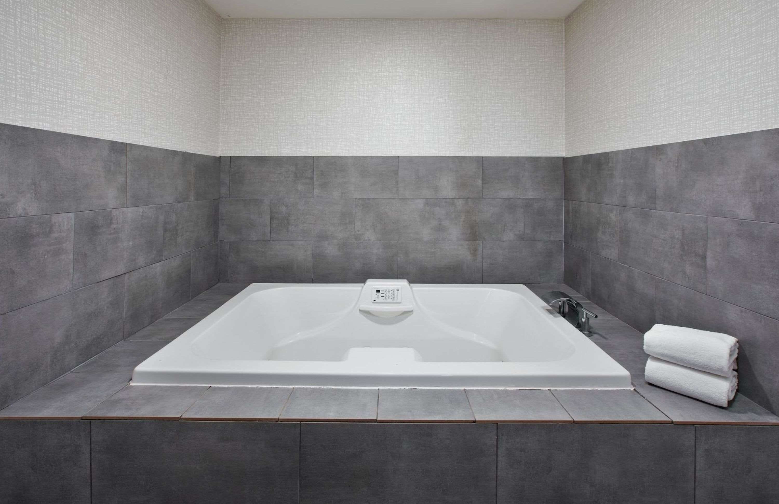 room, 1 king bed, non smoking | bathroom | hair dryer, dressing gowns, towels