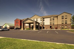 A multi-story hotel with a parking lot in front. - Holiday Inn Express & Suites Lebanon by IHG (Lebanon)