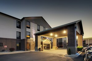 A modern hotel entrance with a covered driveway and a parking area. - Holiday Inn Express & Suites Lebanon by IHG (Lebanon)