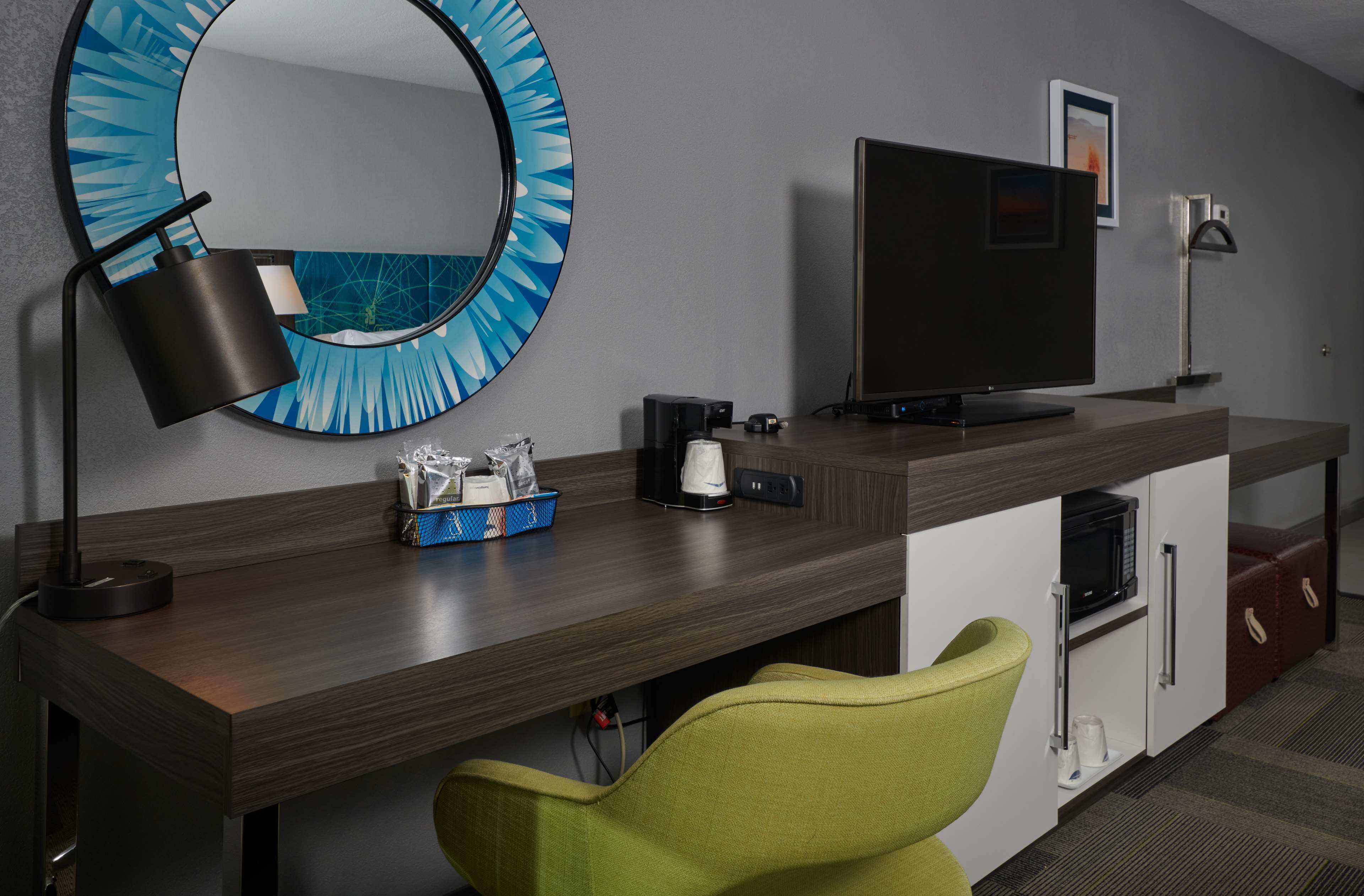 アイロン / アイロン台、WiFi (無料)、ベッドシーツ、アラーム付き時計