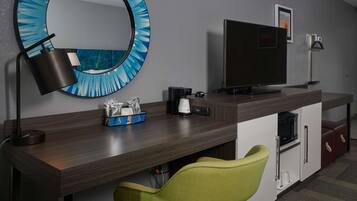 アイロン / アイロン台、WiFi (無料)、ベッドシーツ、アラーム付き時計