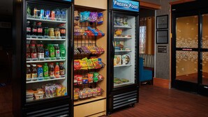 Dans le hall d’un hôtel, on trouve deux distributeurs automatiques, l’un portant l’inscription « Boissons fraîches » et l’autre « Aliments surgelés ».
