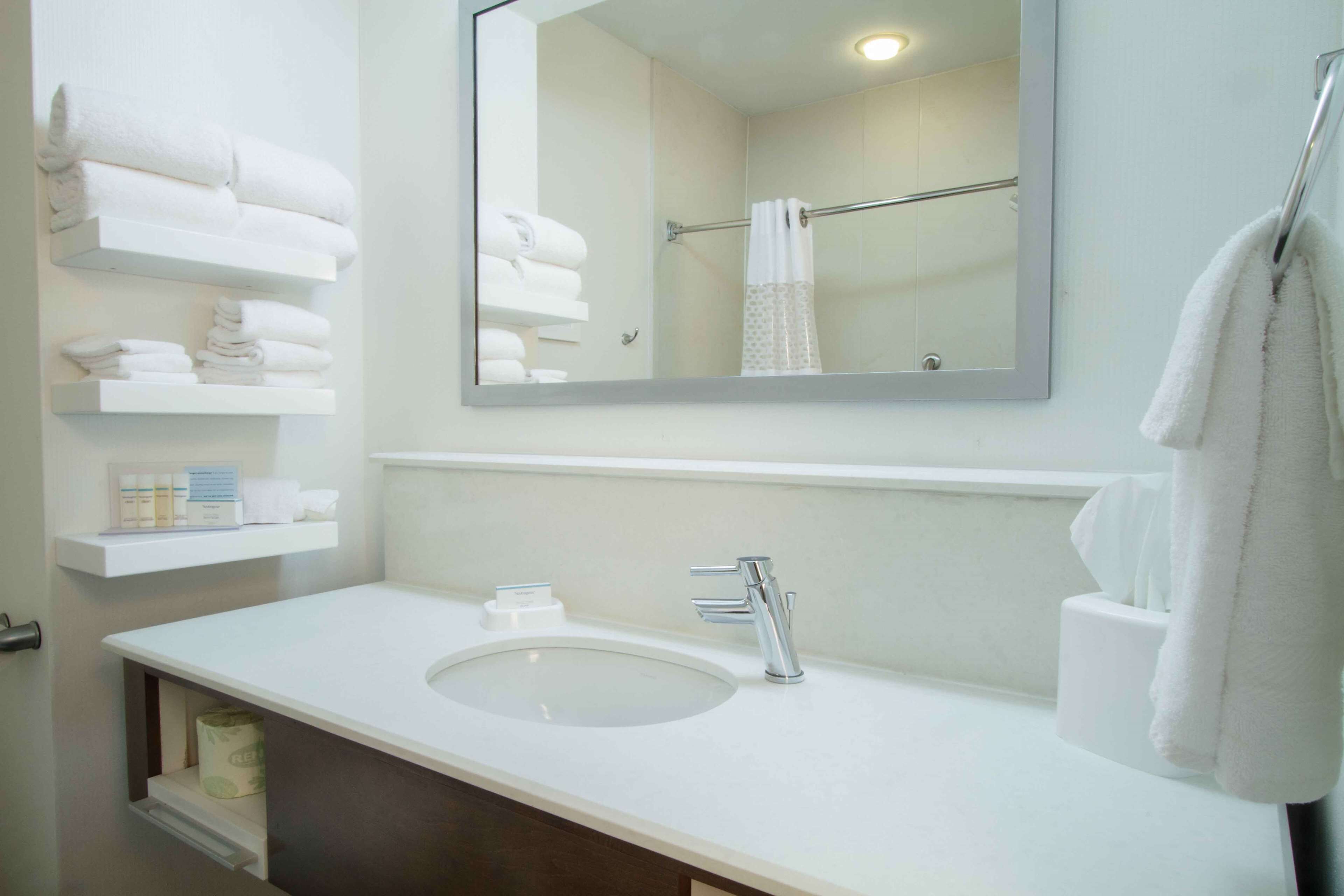 standard room | bathroom | free toiletries, hair dryer, towels