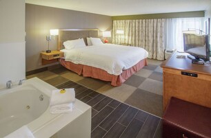 One king whirlpool non smoking | Bathroom | Free toiletries, hair dryer, towels