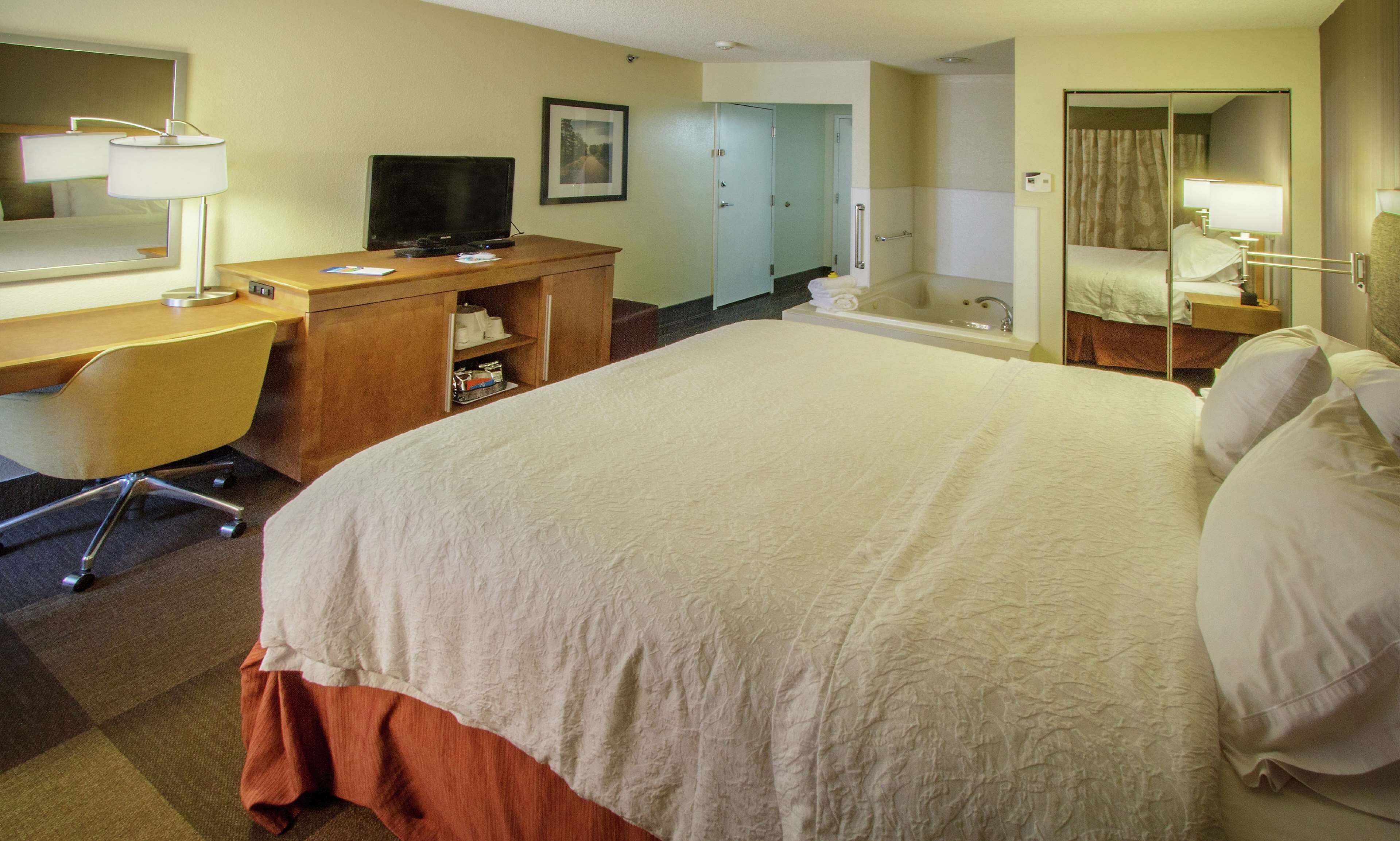 one king whirlpool non smoking | in-room safe, iron/ironing board, free cots/infant beds, rollaway beds