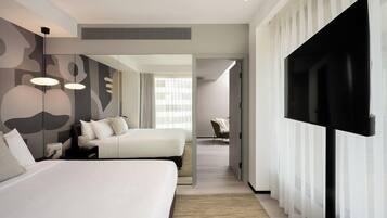 Suite junior | Minibar, caja de seguridad en la habitación y escritorio