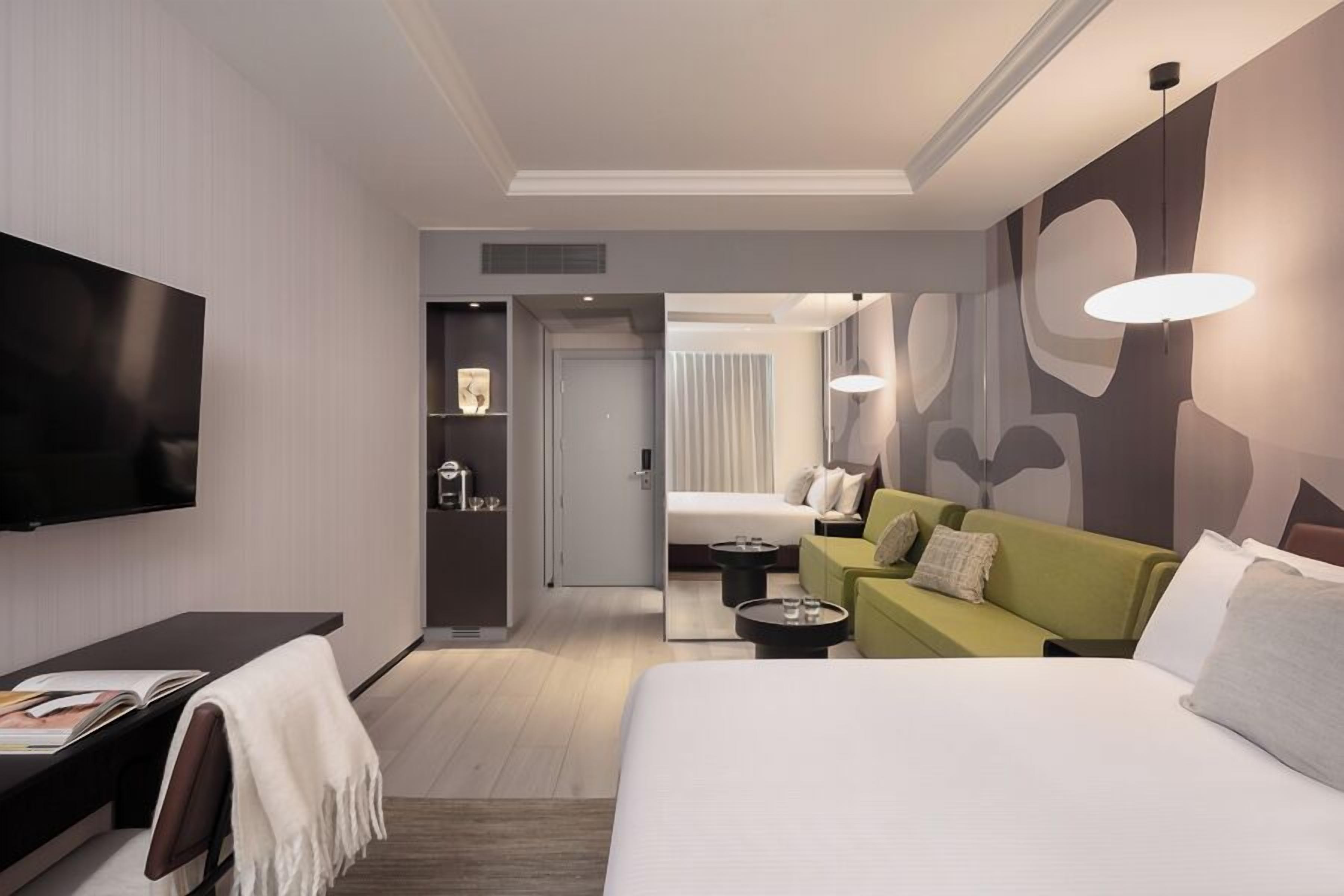 Grand kamer | Een minibar, een kluis op de kamer, een bureau, verduisterende gordijnen