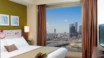 Junior Suite | Minibar, in-room safe, desk, blackout drapes