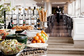 Petit déjeuner buffet servi tous les jours en supplément