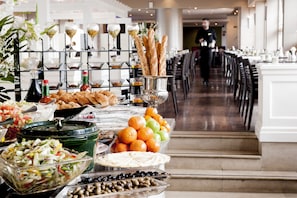 Petit déjeuner buffet servi tous les jours en supplément