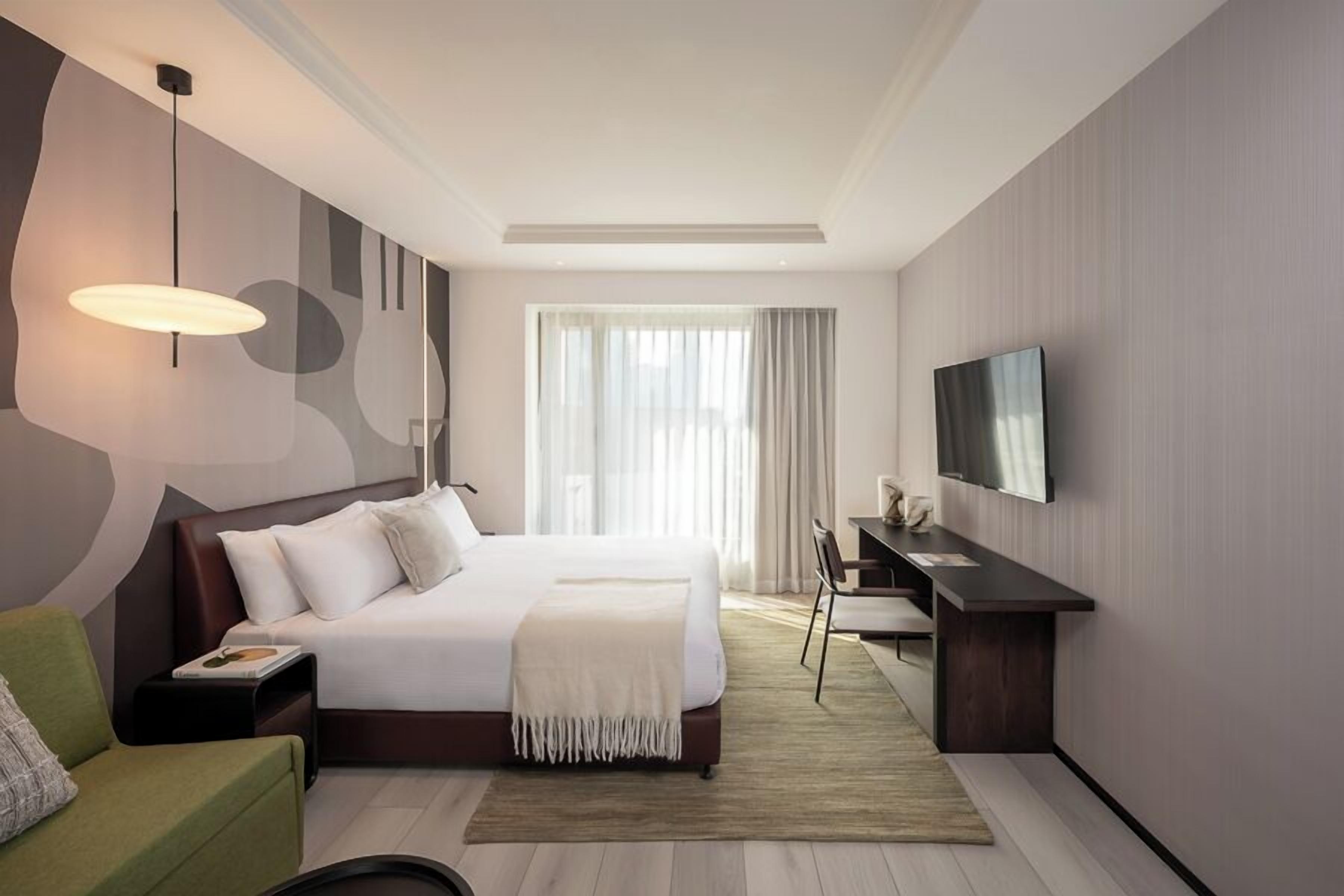 Grand Deluxe | Minibar, in-room safe, desk, blackout curtains