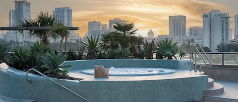 Bồn tắm spa ngoài trời