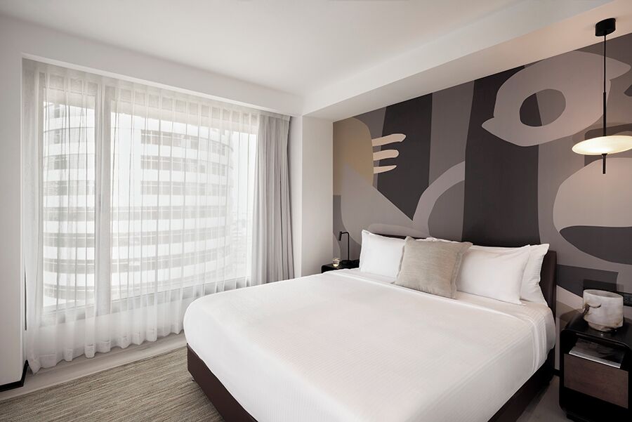 Een minibar, een kluis op de kamer, een bureau, verduisterende gordijnen