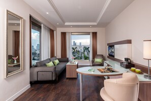 Junior-Suite | Minibar, Zimmersafe, Schreibtisch, Verdunkelungsvorhänge