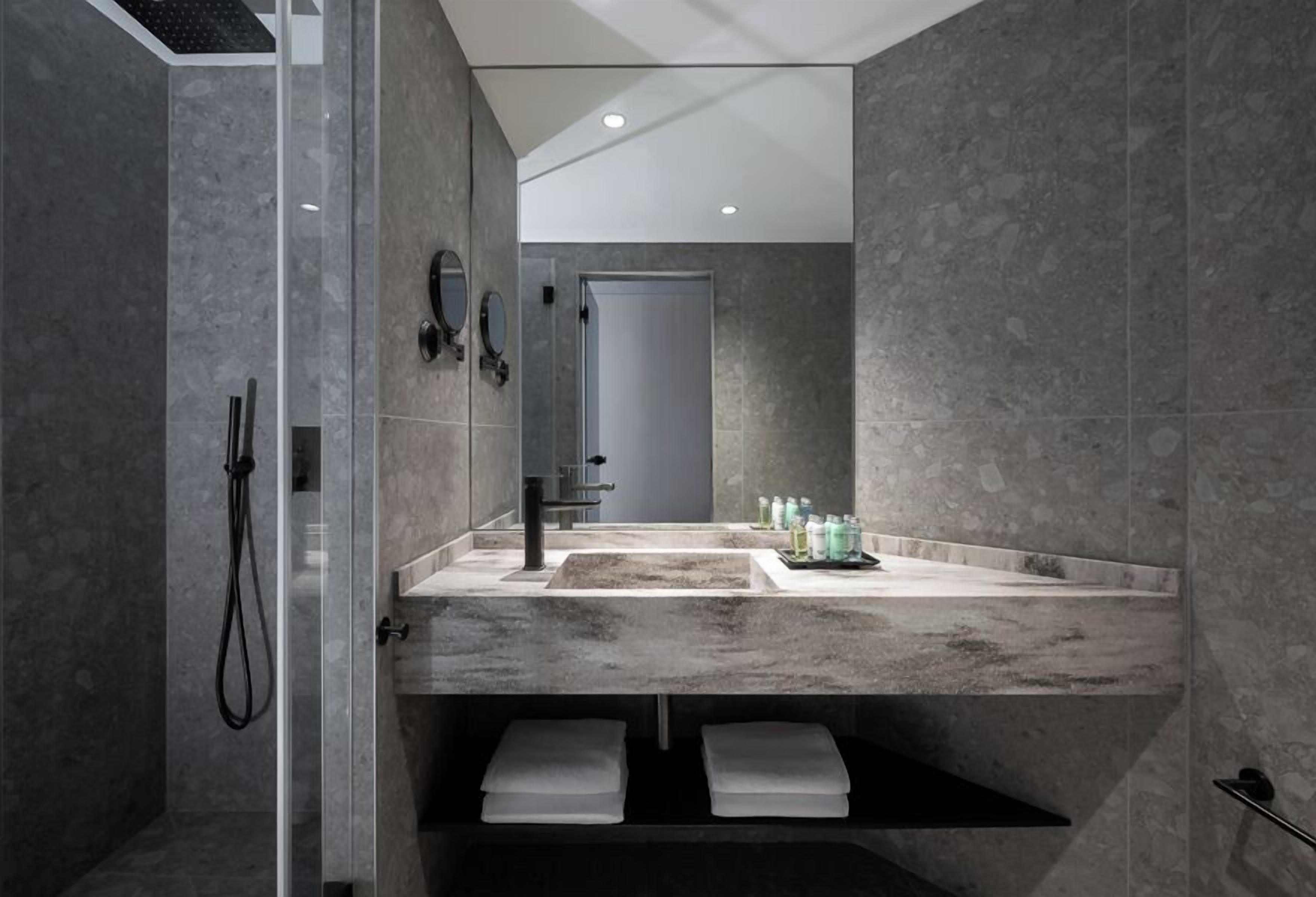 Deluxe-værelse | Badeværelse | Bruser, gratis toiletartikler, hårtørrer, hjemmesko