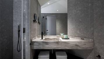 Habitación Deluxe | Baño | Regadera, amenidades de baño gratuitas, secadora de cabello, pantuflas