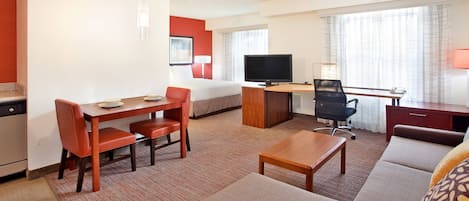 Escriptori, cortines opaques, planxa i posts de planxar i wifi gratuïta