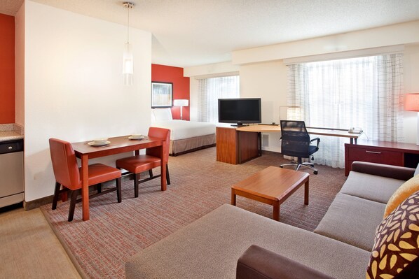Desk, blackout drapes, iron/ironing board, free WiFi - Residence Inn by Marriott Austin Round Rock/Dell Way (Round Rock)