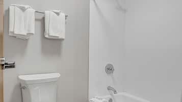 Standardværelse - 2 queensize-senge | Badeværelse | Kombination af bruser/badekar, gratis toiletartikler, hårtørrer