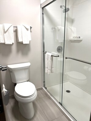 標準客房 | 浴室 | 淋浴/浴缸二合一、免費盥洗用品、吹風機、毛巾