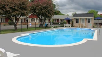 En säsongsöppen utomhuspool