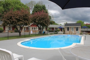 Una piscina al aire libre de temporada