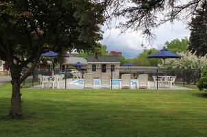 Una piscina al aire libre de temporada