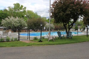 Una piscina al aire libre de temporada