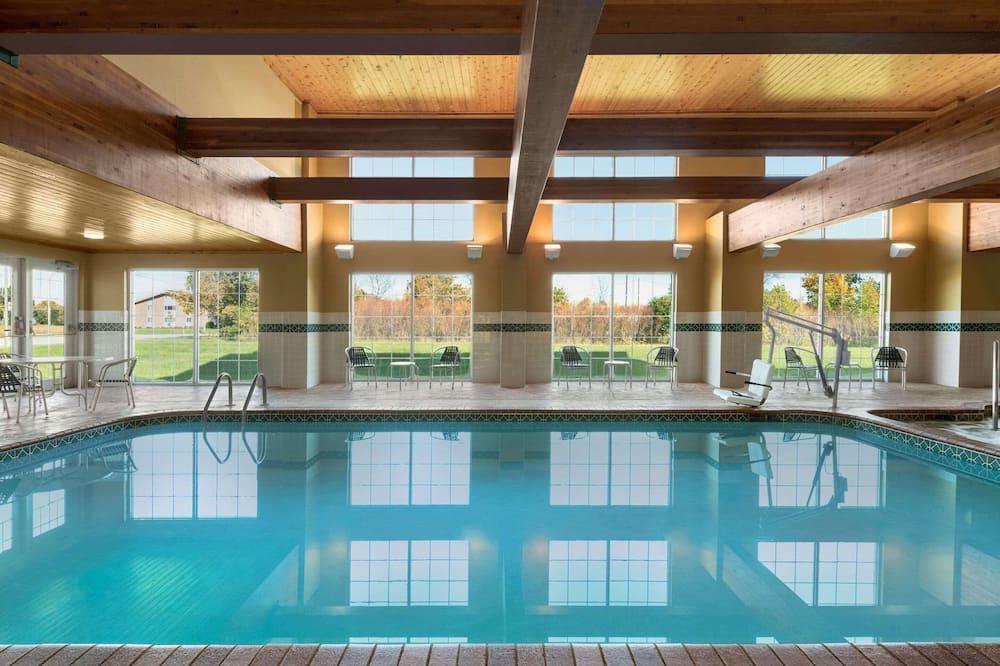 Country Inn & Suites by Radisson, Milwaukee Airport, WI