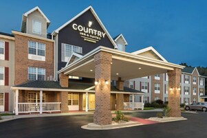 Edificio de Country Inn & Suites con entrada cubierta, fachada de ladrillo y varias ventanas.