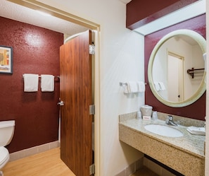 Bathroom - Red Roof Inn & Suites Savannah Gateway (Savannah)