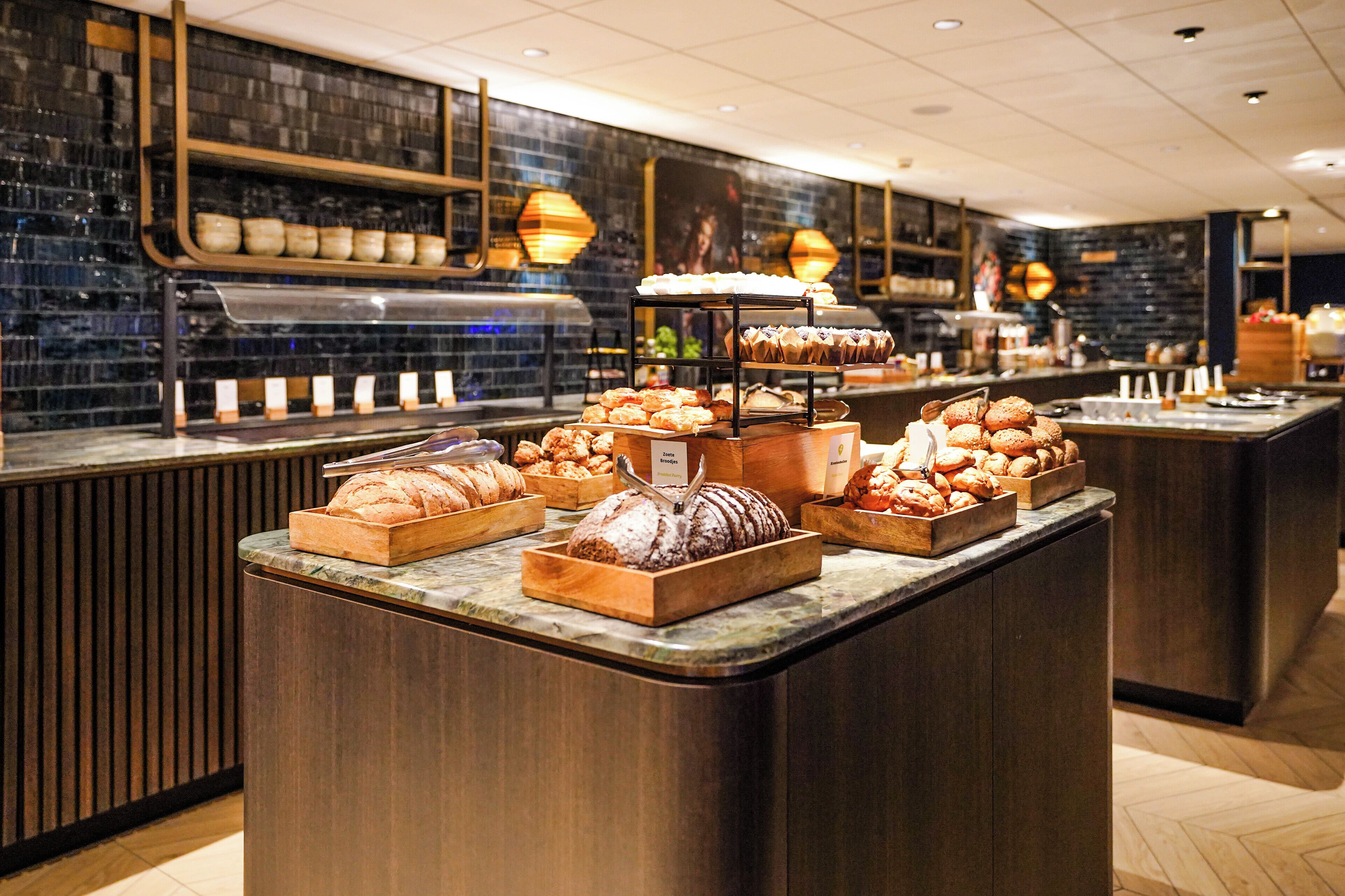 Se sirven desayunos, almuerzos y cenas; con vista al campo de golf