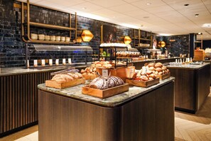 Se sirven desayunos, almuerzos y cenas; con vista al campo de golf